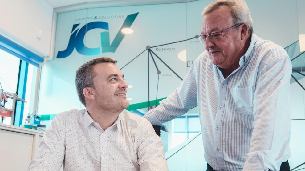 Óscar, a la izquierda, y Julián Calvo en la sede de su empresa.