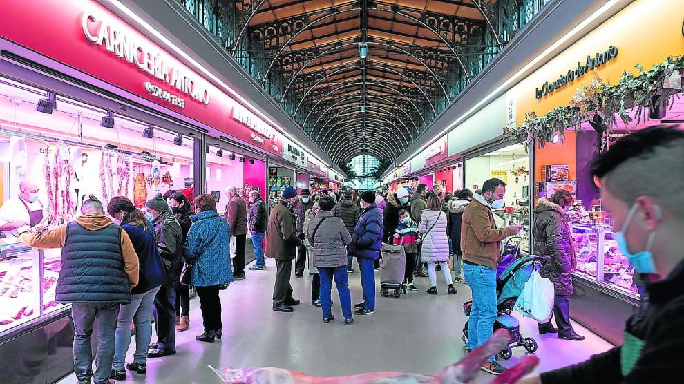 Ambiente de compras este 23 de diciembre por la mañana en el Mercado Central de Zaragoza