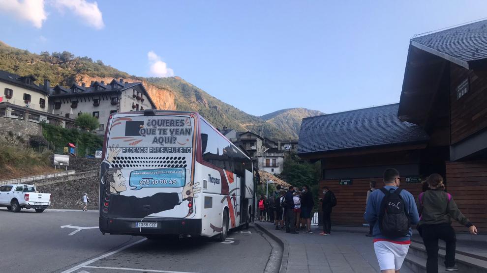Visitantes subiéndose este año al autobús de la pradera de Ordesa en el Centro de Visitantes de Torla.