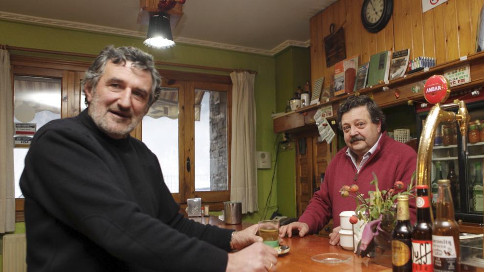Miguel Ángel Fumanal (izquierda) y José Antonio López, en el bar Ruché, donde se gestó la idea de la caravana.