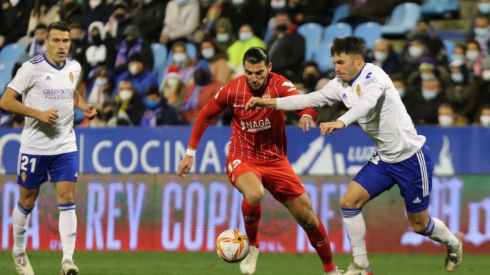 Rafa Mir, autor del segundo gol, pugna por el balón con el zaragocista Lluís López.