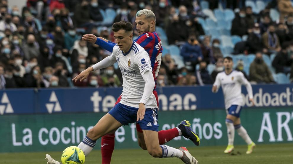 Francés defiende a Stoichkov en el Real Zaragoza-Eibar del pasado 6 de diciembre, fecha del último triunfo zaragocista en liga.