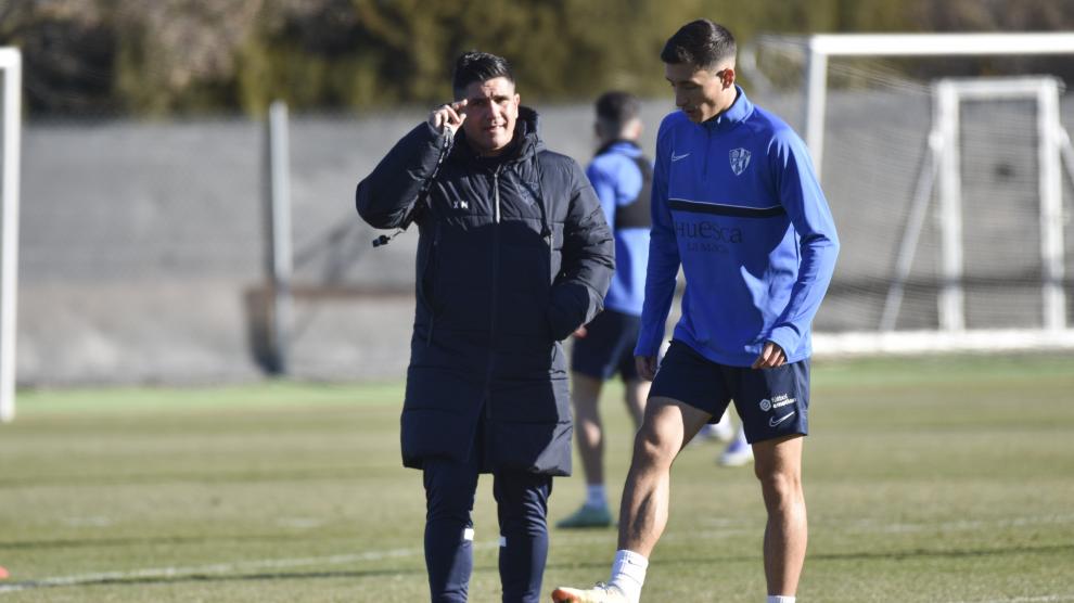 Xisco conversa con Pablo Martínez en el primer entrenamiento del centrocampista como azulgrana.