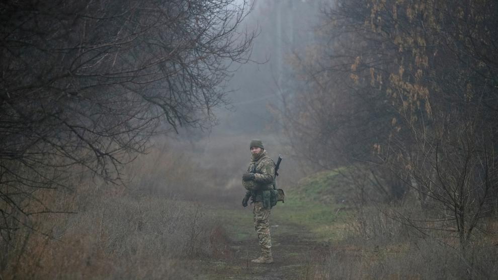 Un militar ucraniano, en la línea del frente cerca del pueblo de Travneve