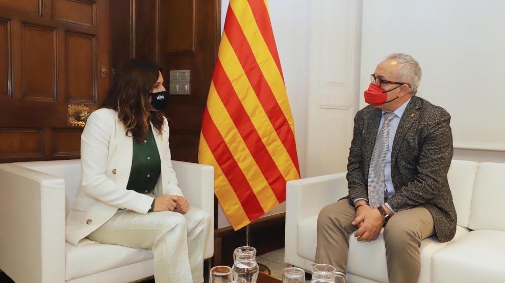 El presidente del COE, Alejandro Blanco, este lunes en Barcelona con la 'consellera' de Presidencia, Laura Vilagrà.