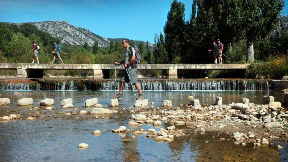 Las pasaderas de Pedruel cruzan el río Alcanadre en el Camino Natural del Somontano.