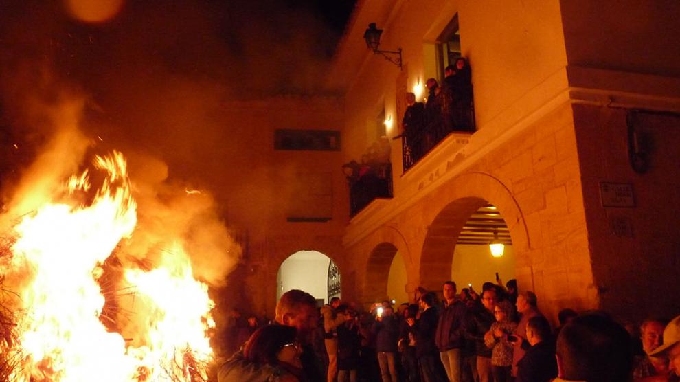La hoguera de Castelserás arde cada año a finales de enero en la plaza Mayor de la localidad.