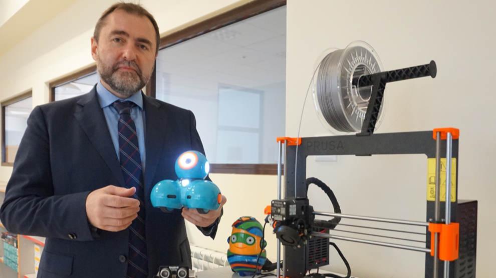 Noël Jégou, director del Molière, muestra los robots con los que se trabaja en la sala de tecnología.