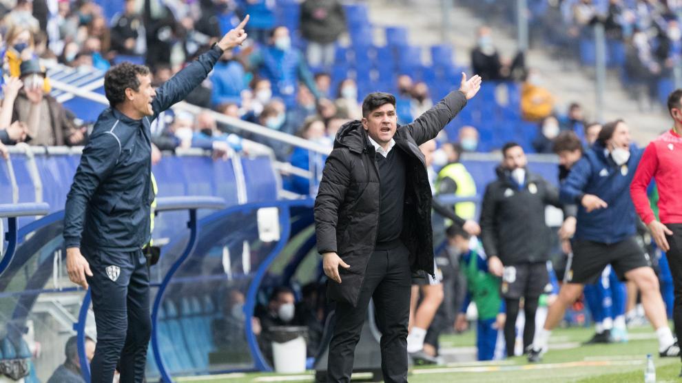 Xisco Muñoz, entrenador de la SD Huesca, da instrucciones durante el último partido contra el Oviedo.