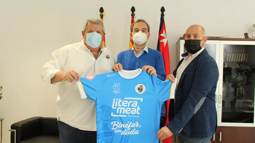 José Luis Arcas (izda), Alfonso Adán y Juan Carlos García, muestran la camiseta del centenario.