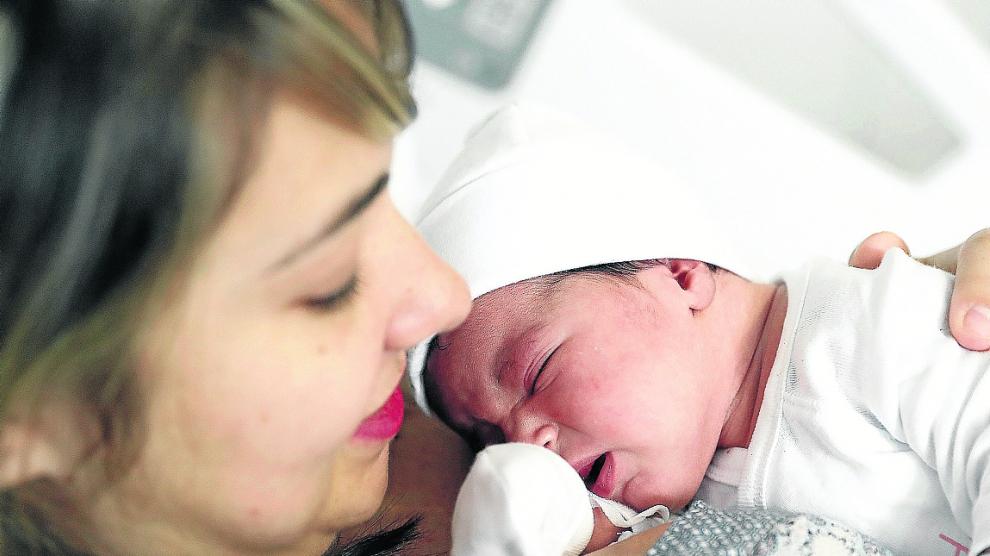 Una madre sostiene en brazos a su hija recién nacida