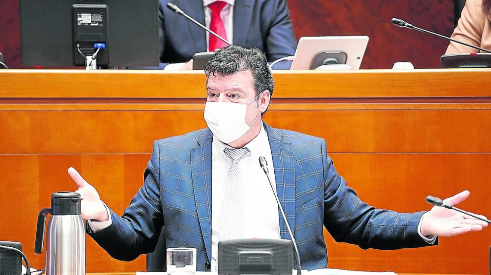 El comisionado aragonés para la Lucha contra la Despoblación, Javier Allué, este lunes en la comisión.