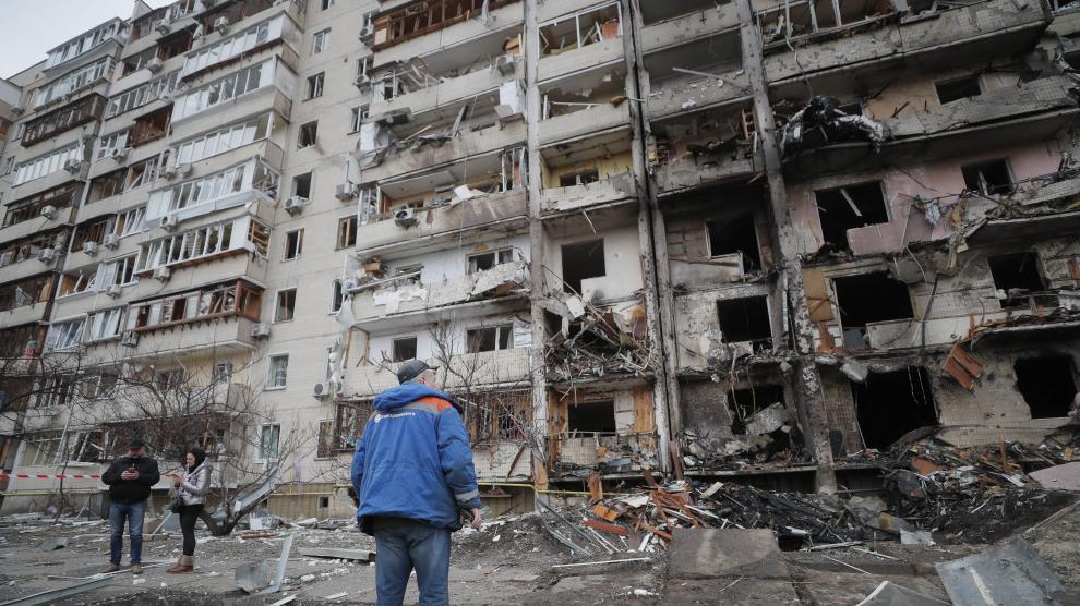 Efectos de los ataques en un área residencial de Kiev.