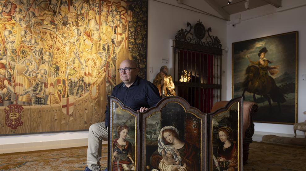 El historiador del arte José Luis Cortés, junto al tríptico renacentista subastado hace unas semanas en Madrid.