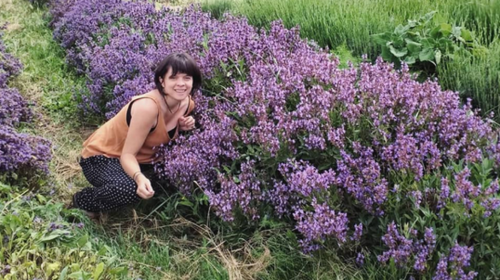 Silvia Jiménez en su finca donde cultivan las plantas aromáticas.