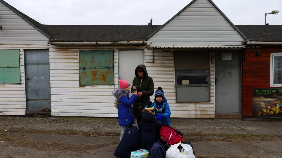 Refugiados ucranianos, en Medyka, en la frontera con Polonia.