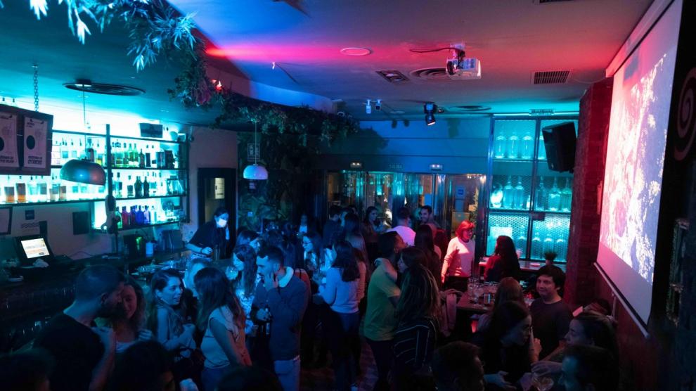 22 de diciembre de 2021. El baile vuelve a las discotecas y bares del Casco Viejo de Zaragoza tras la relajación de las medidas contra la covid al entrar en fase 1 modulada.