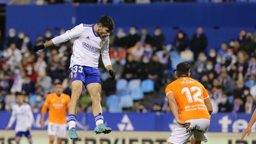 Salto de Puche para marcar el 1-2 contra el Fuenlabrada.