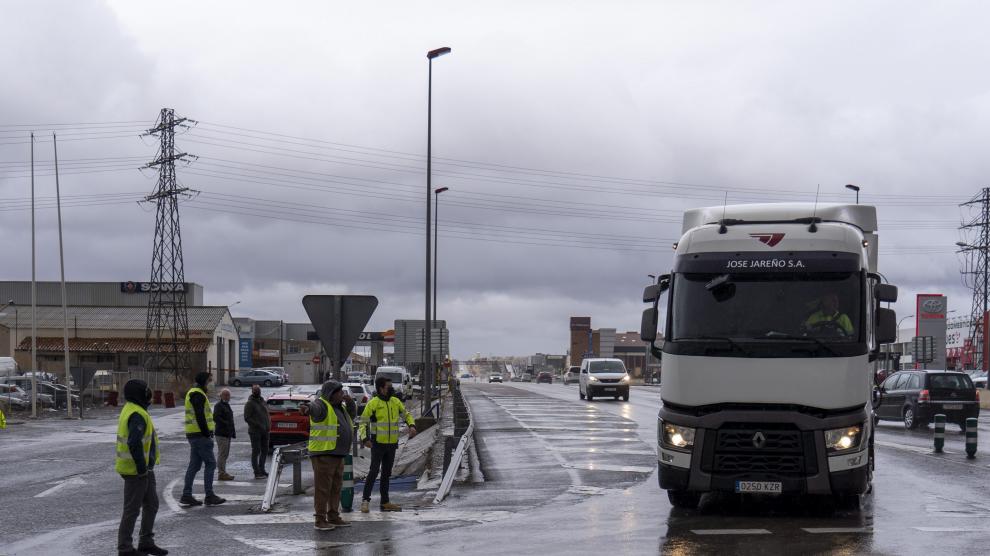 Un grupo de transportistas para camiones en una rotonda a la entrada de Teruel