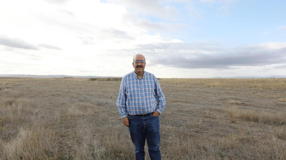Manuel Rando, alcalde de Calamocha, en los terrenos que ocupará Tönnies.
