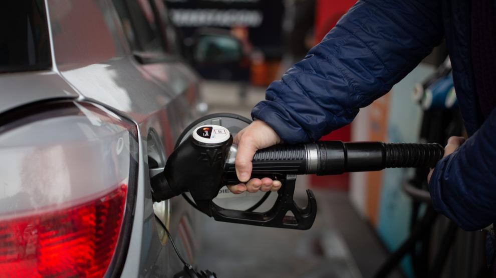 Un cliente reposta en una gasolinera.