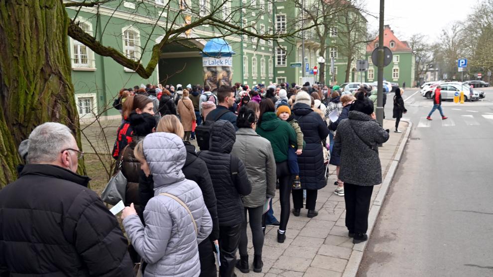 Colas de refugiados ucranianos en localidades polacas para recibir asistencia.