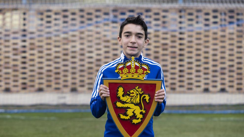 Iker Martos posa con el escudo del Real Zaragoza en la Ciudad Deportiva.