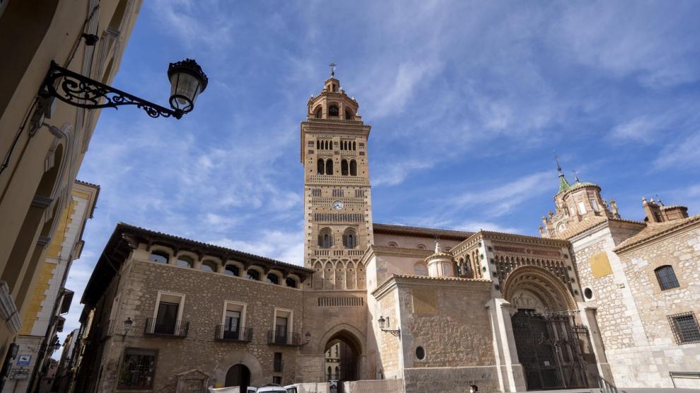 Reconocida como una de las construcciones más características del mudéjar en España, la Catedral de Teruel destaca por su cimborrio y torre. En su interior destaca la techumbre, de madera pintada, que hay quienes la consideran ‘la Capilla Sixtina del mudéjar’, dada su belleza y excelente estado de conservación.