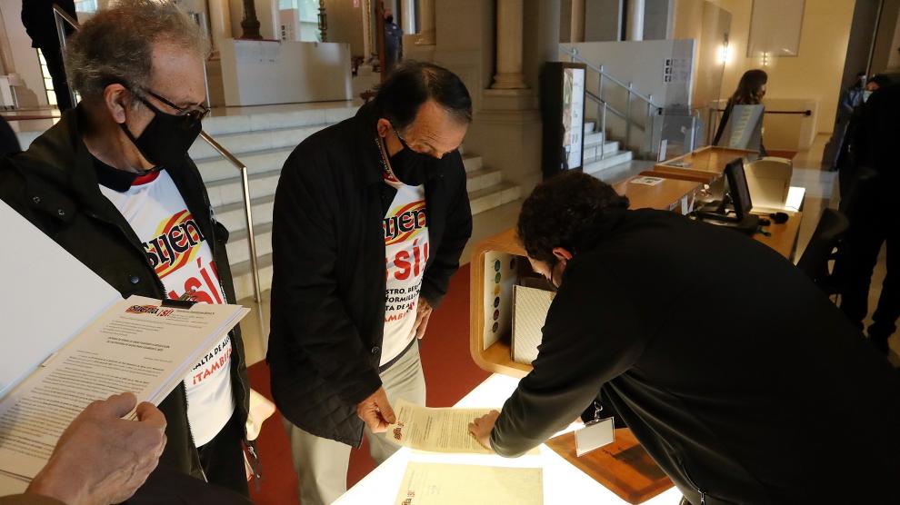 Las firmas han sido entregadas y selladas en la recepción del MNAC.