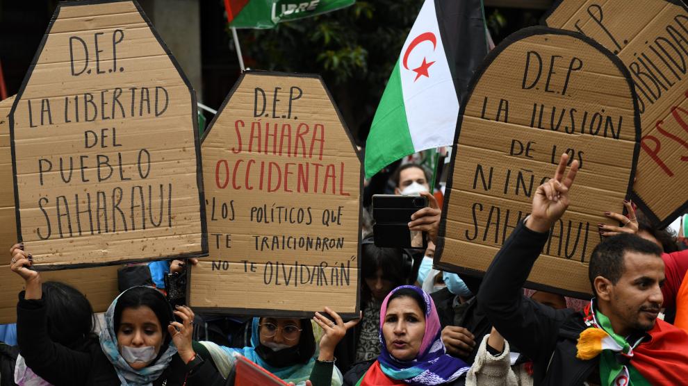 People cast shadows as members of Spain's Sahrawi community and their supporters take part in a protest against Spain's new position on the fate of Western Sahara as an autonomous region of Morocco, in Las Palmas de Gran Canaria, Spain, March 26, 2022. REUTERS/Borja Suarez - REFILE - CORRECTING CITY MOROCCO-SPAIN/WESTERNSAHARA-PROTEST