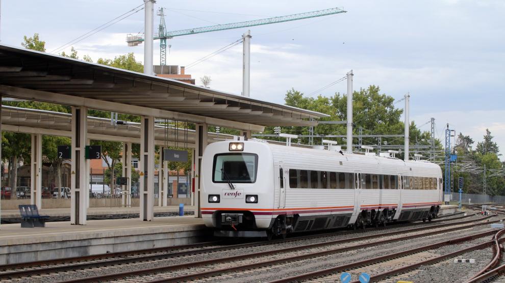 Llegada del Canfranero a la estación intermodal de Huesca.