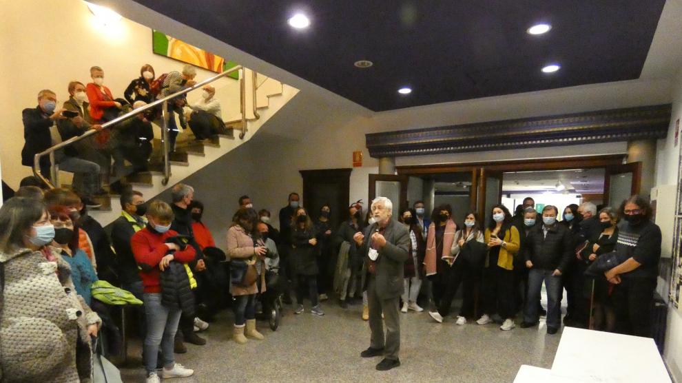Miguel Ángel Encuentra, en el centro, en la inauguración de su exposición en Barbastro.