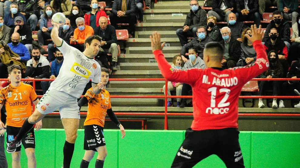 Adriá Pérez lanza a portería ante Murillo Araujo.
