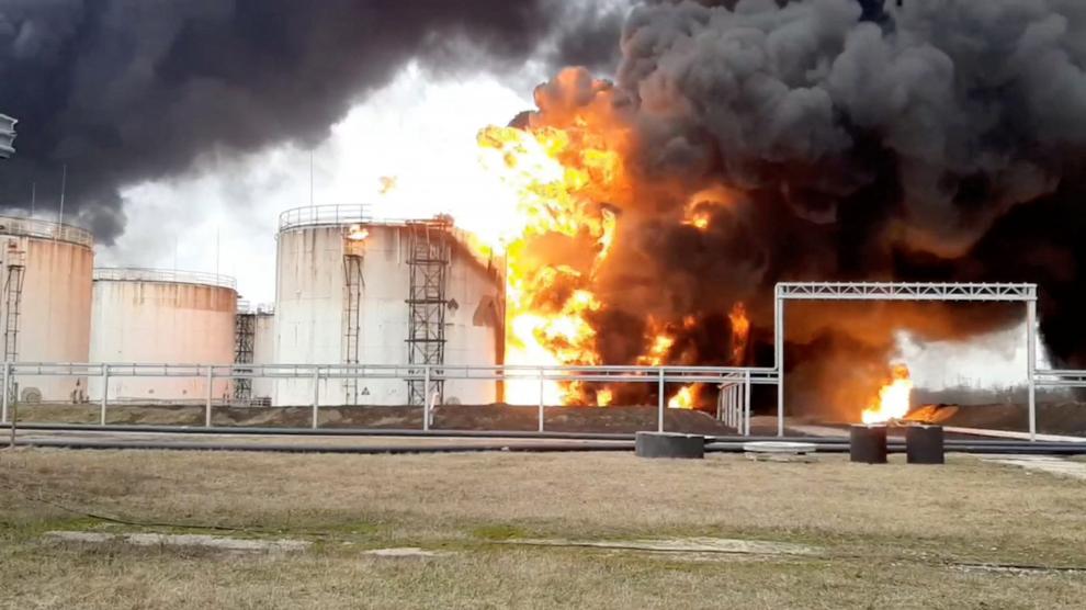 Imagen facilitada por el Gobierno ruso del depósito ardiendo en Bélgorod