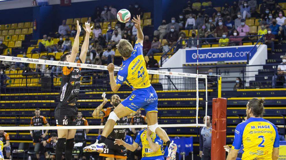 Matt Knigge se dispone a golpear el balón ante Monteagudo, del CV Teruel.