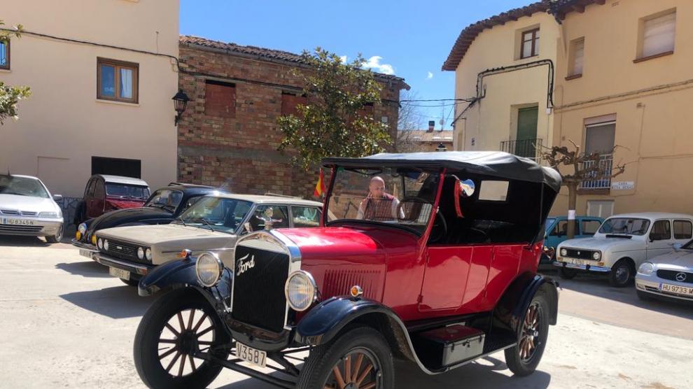 Uno de los vehículos históricos en La Puebla de Castro, el domingo pasado.