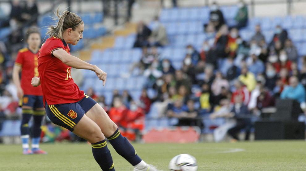 Alexia Putellas en la jugada que ha conseguido el gol de la selección femenina ante Brasil.
