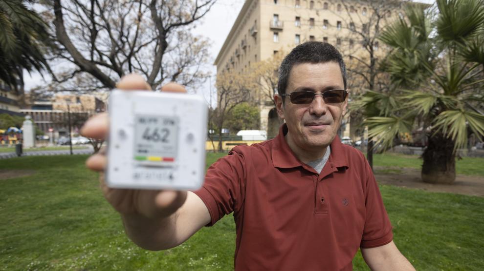 José Luis Jiménez, en la plaza de San Francisco de Zaragoza con un medidor de CO2.