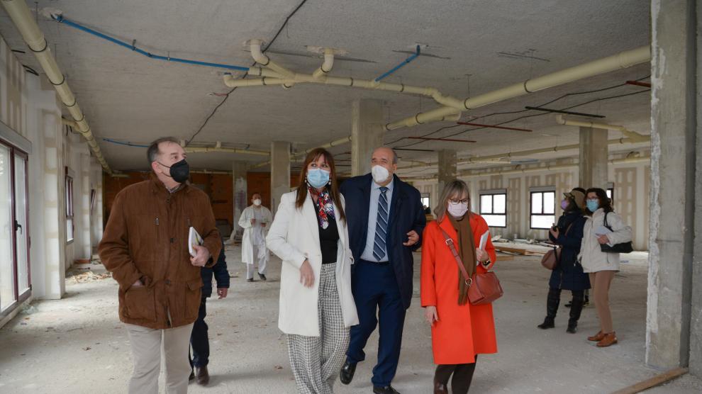 La consejera Sira Repollés, durante una reciente visita al local que ocupará el centro de salud.