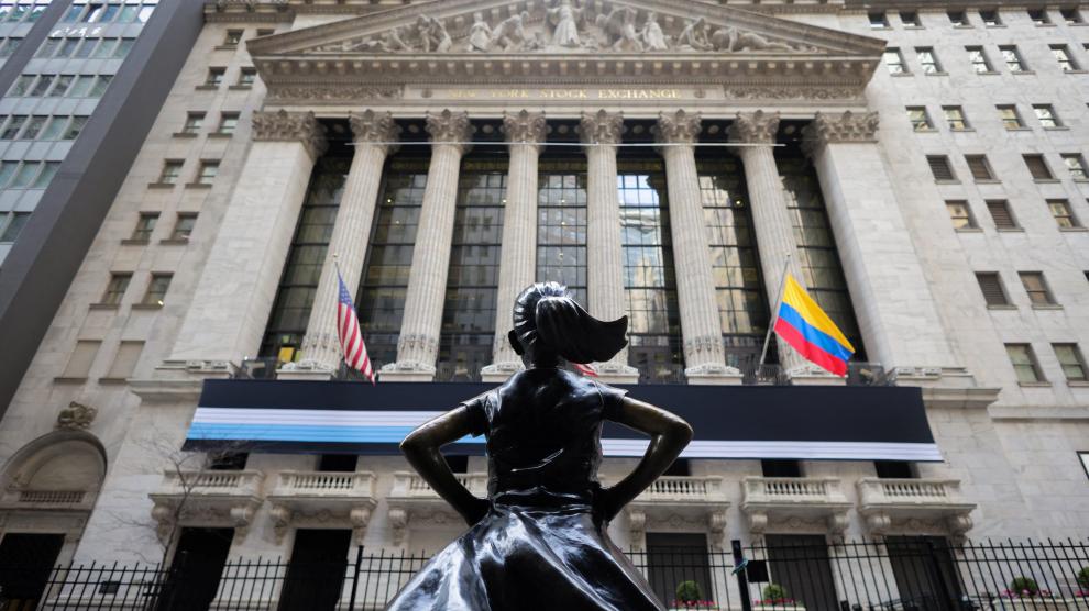 Escultura 'La niña sin miedo' de Kristen Visbal, delante de la Bolsa de Nueva York