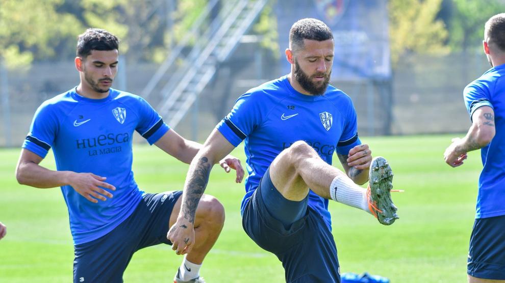 Florian Miguel y David Timor, en el entrenamiento desarrollado por la SD Huesca este viernes.