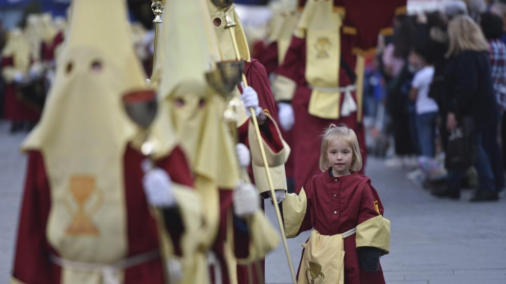 La procesión del Santo Entierro llena las calles de Huesca