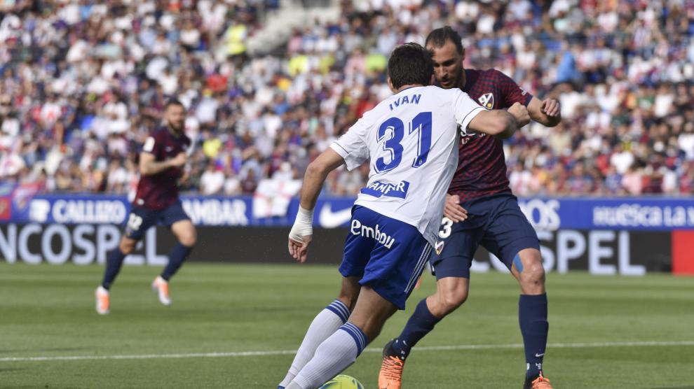 Iván Azón intenta avanzar ante un rival.