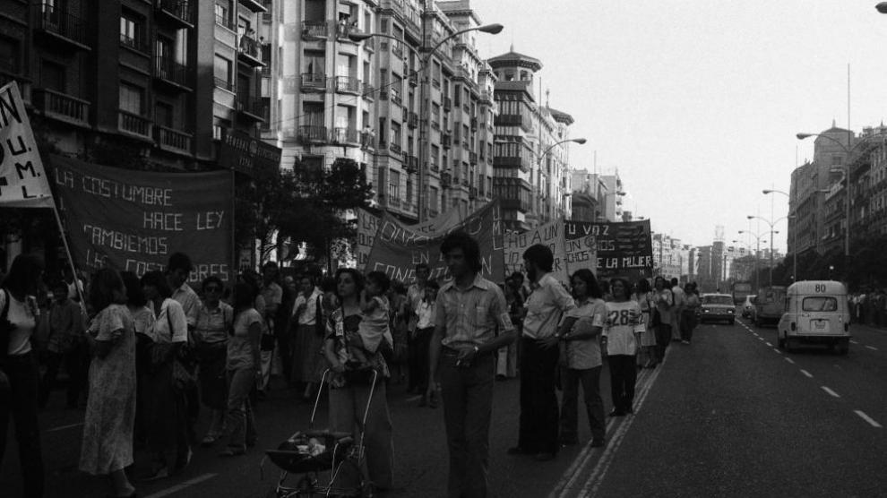 La antesala de la Ley del Divorcio. Imagen de la primera manifestación feminista propiamente dicha celebrada en Zaragoza el 22 de junio de 1978, que encabezaba una pancarta con el eslogan ‘Divorcio y derechos para la mujer’.
