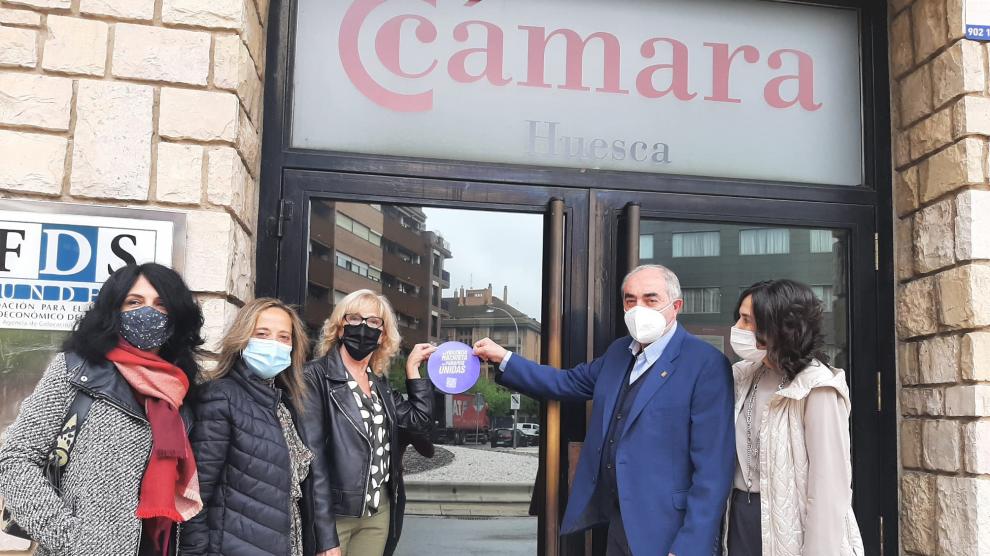 Colocación de la señalización del Punto Violeta en la Cámara de Comercio de Huesca, este martes