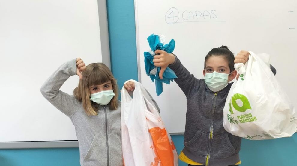 Los alumnos visitaron el Rastro de Zaragoza y recogieron todas las bolsas de plástico que encontraron esparcidas por el entorno y las reciclaron en objetos aprovechables como estuches. Este centro escolar ha cambiado su dinámica interior de una economía lineal a una circular.