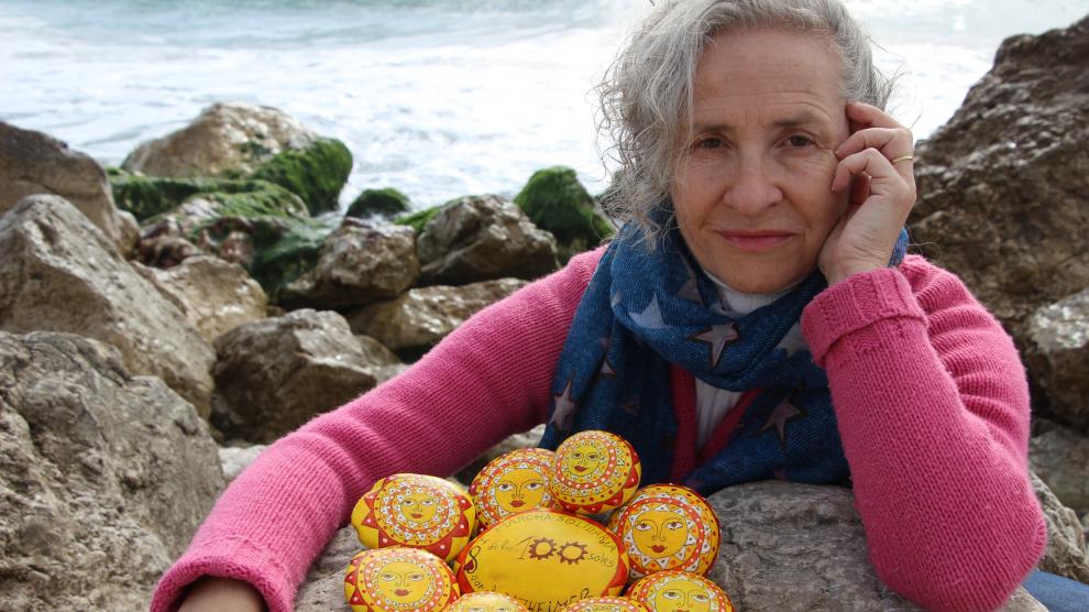 Pilar Santamaría, con las piedras pintadas que dan nombre a su proyecto solidario para visibilizar la enfermedad de Alzheimer en pueblos de Teruel y de Castellón.