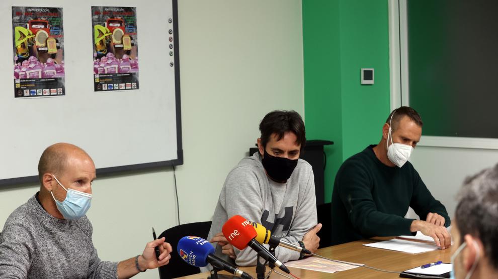 Mario Gonzalvo, Manuel López y Daniel Gallardo han explicado las razones de la manifestación de bomberos.