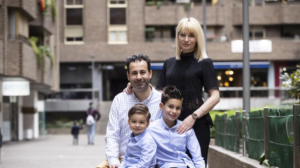 Arturo, junto a su mujer (Natalia) y sus hijos, Nikita y Álvaro.