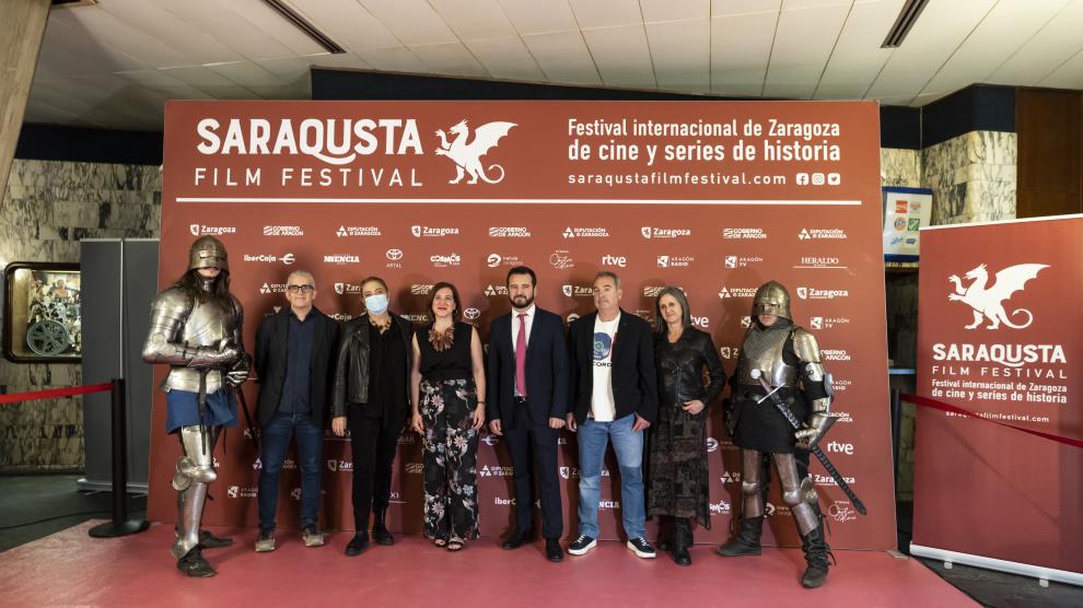 de izquierda a derecha, José Alberto Andrés Lacasta (productor de "Carbonell, amigo"), Sonia Llera (directora), Sara Fernández (vicealcaldesa Ayuntamiento de Zaragoza), José Ángel Delgado (director del festival), y los coproductores del documental Miguel Ángel Morlanes y Leonor Villaluenga.